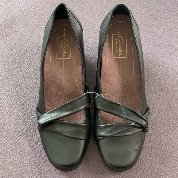 Clarks Women Shoes, Size 7.5W, Black Color - Picture 1 of 9